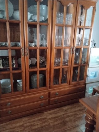 Vitrina madera maciza 4 puertas y cuatro cajones