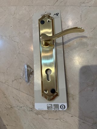 Manilla de puerta dorada