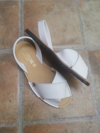 Sandalias blancas de piel