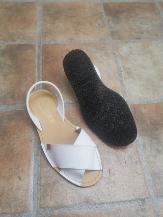Sandalias blancas de piel