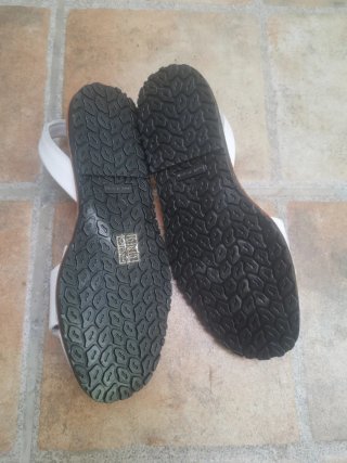 Sandalias blancas de piel