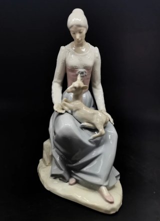 Figura antigua de porcelana mujer con cervatillo