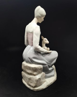 Figura antigua de porcelana mujer con cervatillo