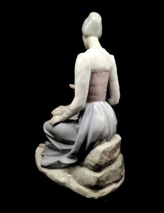 Figura antigua de porcelana mujer con cervatillo
