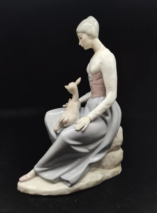 Figura antigua de porcelana mujer con cervatillo