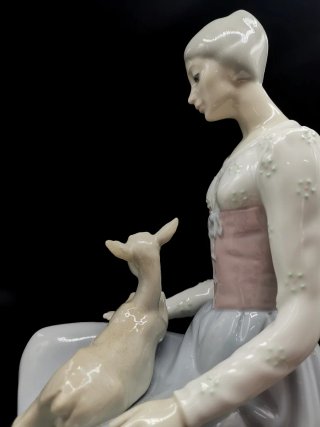Figura antigua de porcelana mujer con cervatillo