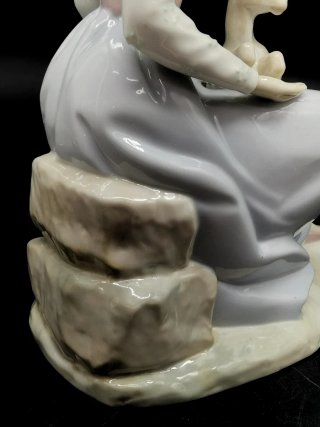 Figura antigua de porcelana mujer con cervatillo