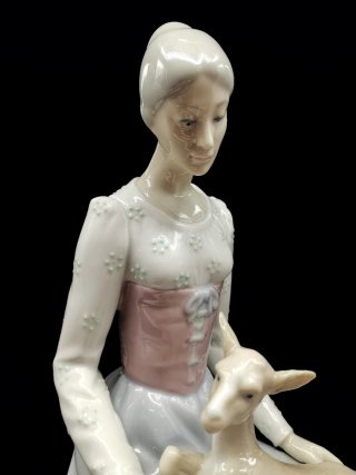 Figura antigua de porcelana mujer con cervatillo