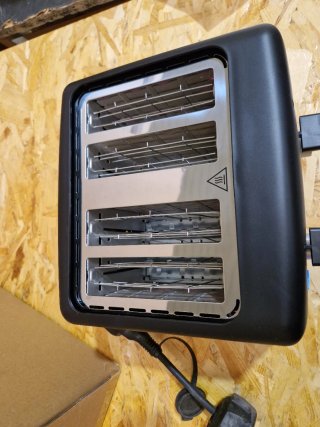 Tostadora Amazon Basics Negra 4 rebanadas