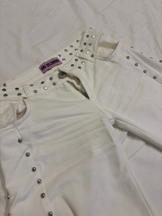 Pantalones blancos One Dilemma con tachuelas