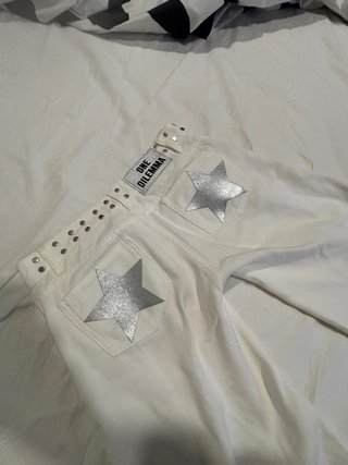 Pantalones blancos One Dilemma con tachuelas