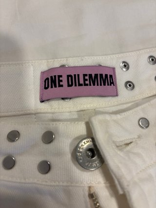 Pantalones blancos One Dilemma con tachuelas