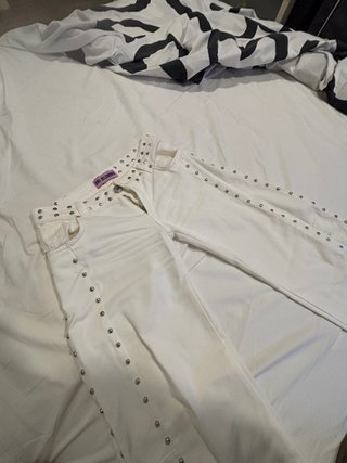 Pantalones blancos One Dilemma con tachuelas