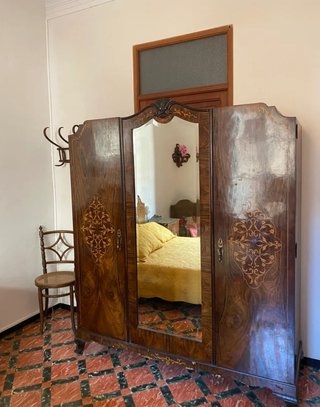 Armario antiguo de madera con espejos