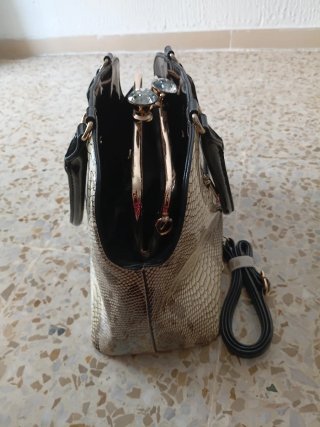 Bolso de mano con estampado de serpiente