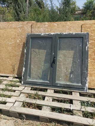 Ventana aluminio abatible gris