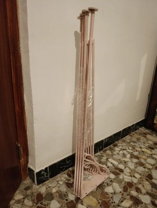 Mesa de estudio rosa. Madera y patas de hierro.