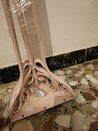 Mesa de estudio rosa. Madera y patas de hierro.