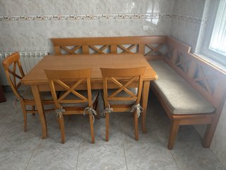 Mesa de cocina con banco y sillas