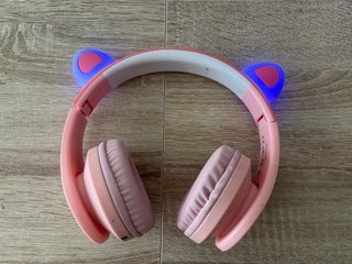 Auriculares con orejas de gato LED rosa