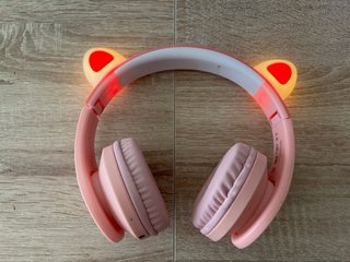 Auriculares con orejas de gato LED rosa