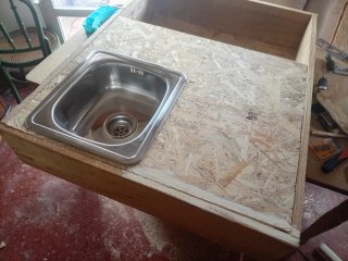 Mueble camper con cajones y hueco