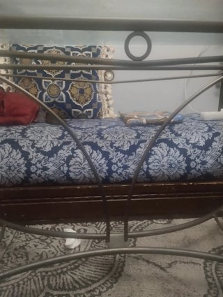 Mesa de cristal con base de madera y metal