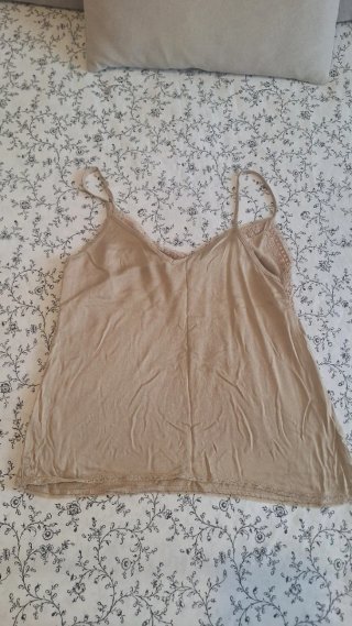 Top lencero Stradivarius beige encaje