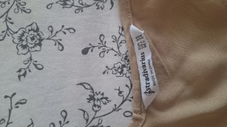Top lencero Stradivarius beige encaje
