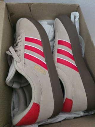 Zapatillas Adidas Beige y Rojo