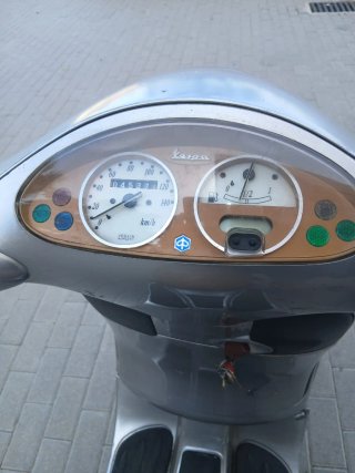 Vespa Scooter Plata y Marrón