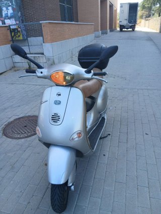 Vespa Scooter Plata y Marrón