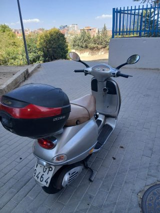 Vespa Scooter Plata y Marrón