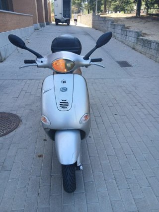 Vespa Scooter Plata y Marrón