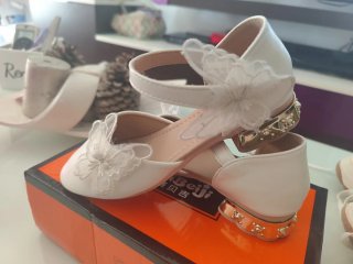 Zapatos de niña blancos con flores
