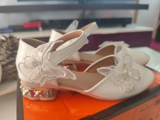 Zapatos de niña blancos con flores
