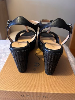 Sandalias de cuña marca Unisa , Talla 37, Nuevas
