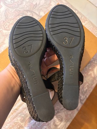 Sandalias de cuña marca Unisa , Talla 37, Nuevas