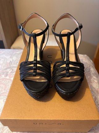 Sandalias de cuña marca Unisa , Talla 37, Nuevas