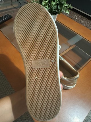 Zapatillas Zara doradas.