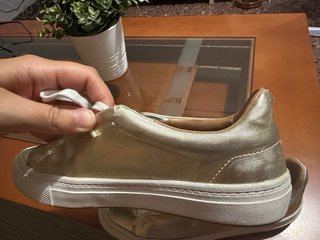 Zapatillas Zara doradas.