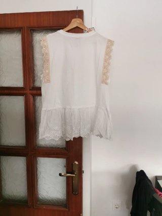 Camiseta blanca con volantes L-XL