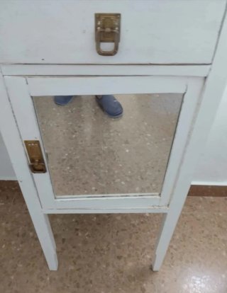 Mesita de noche antigua con espejo