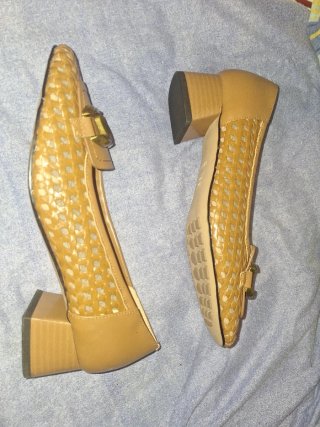 Mocasines Caiseto Beige con Detalle Dorado