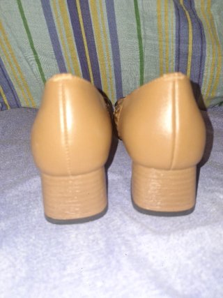 Mocasines Caiseto Beige con Detalle Dorado