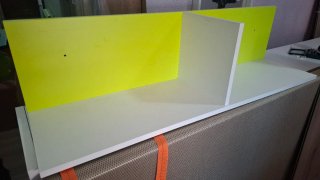 Estante de pared verde y blanco