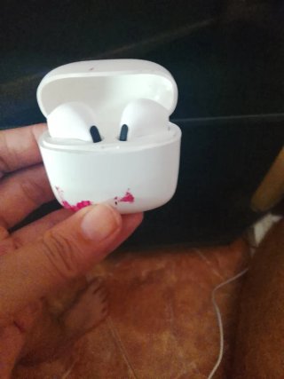 Cascos inalámbricos blancos y rosas