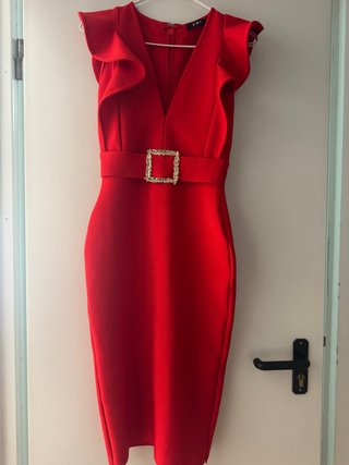 Vestido rojo con cinturón y volantes