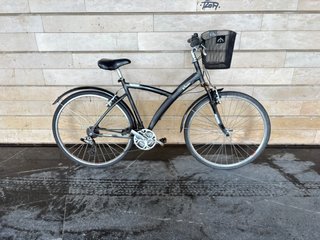Bicicleta de ciudad negra con cesta