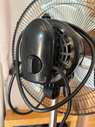 Ventilador de pie negro y plateado